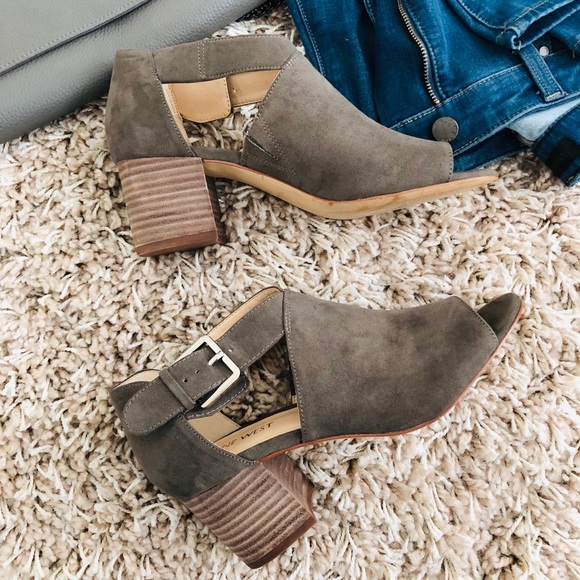 {SOLD) Olive Belted Sandal 7M [Nine West] Suede - Picture 2 of 6